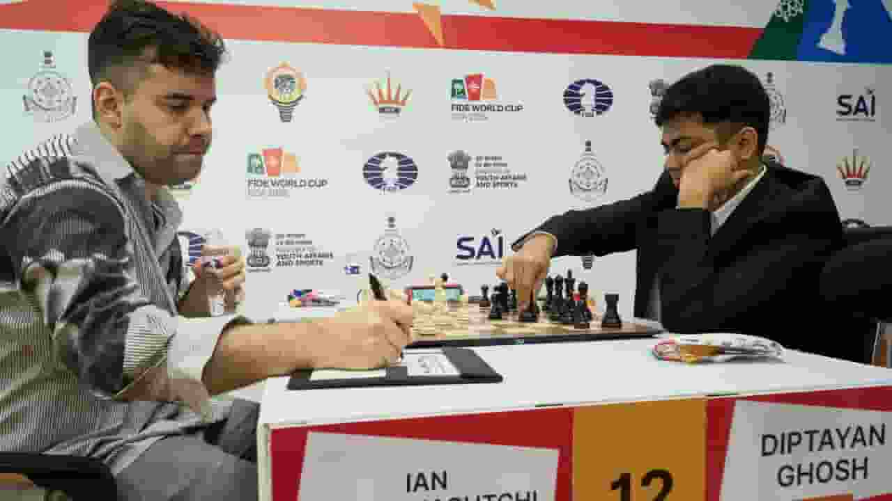 नेपोम्नियाच्ती के साथ खेलते हुए दीप्तायन घोष । Photo Credit: Eteri Kublashvili