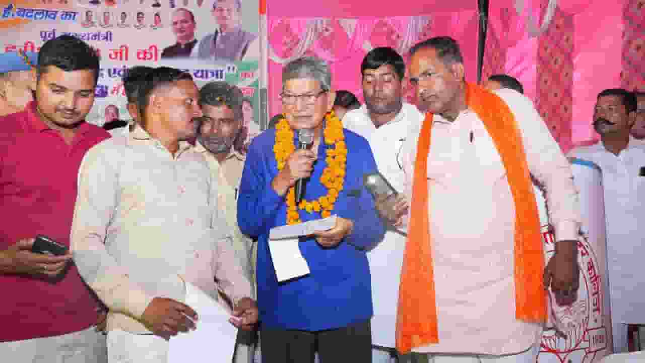यात्रा के दौरान लोगों से मिलते हरीश रावत