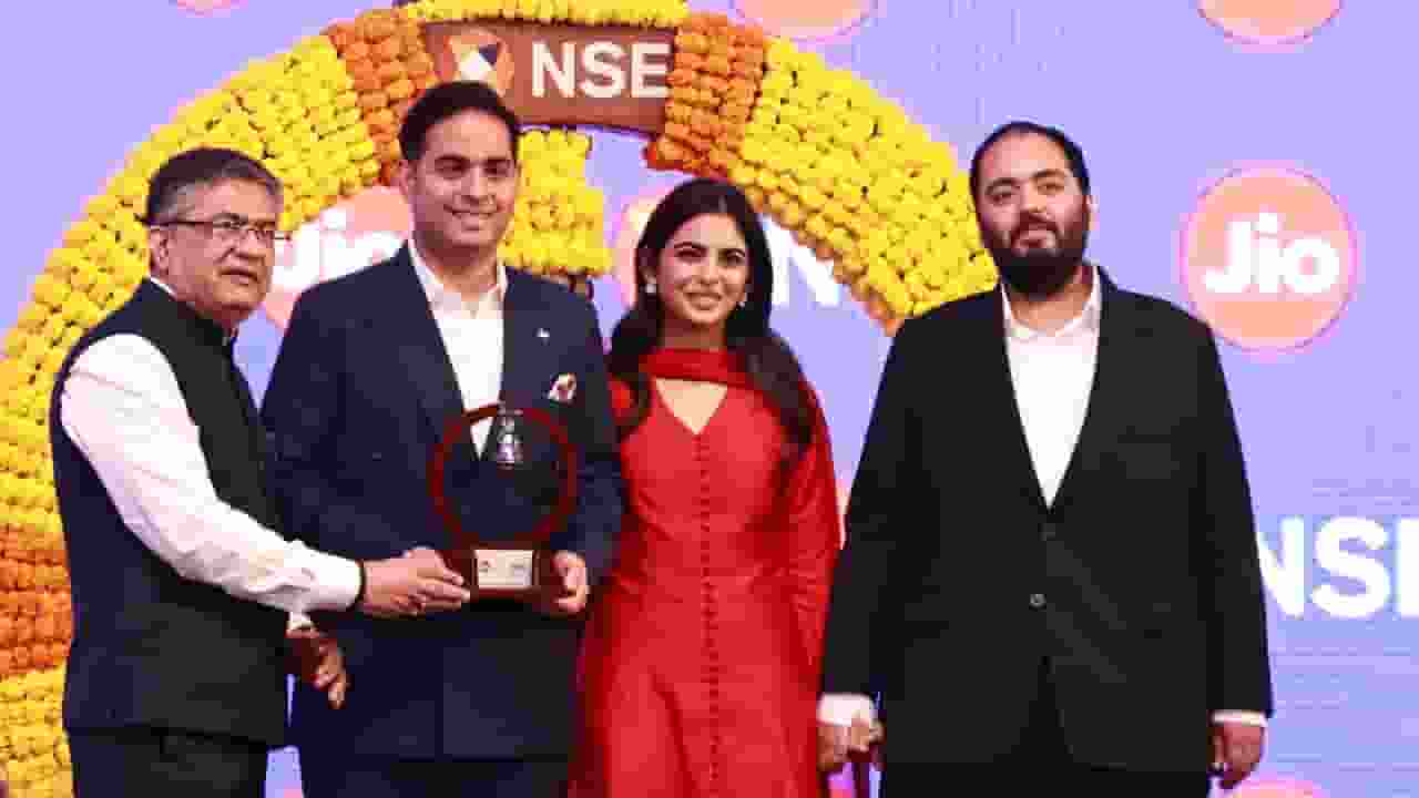NSE के CEO के साथ आकाश, ईशा और अनंत अंबानी