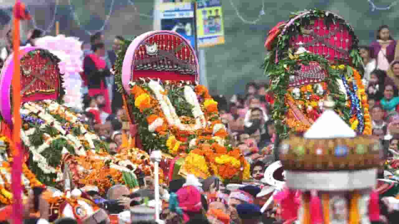 कुल्लू दशहरा में सजे देवताओं के रथ, Photo Credit-Khabargaon
