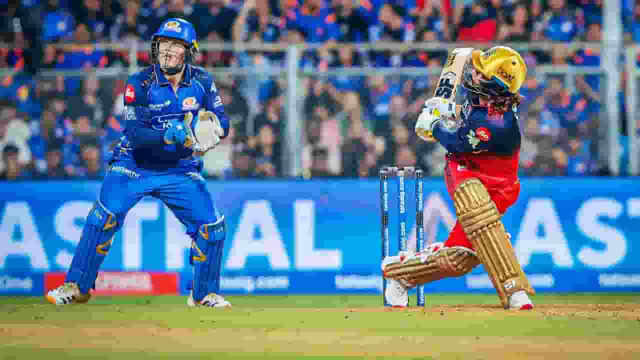 MI and RCB players wearing black armbands to tribute Asha Bhosle