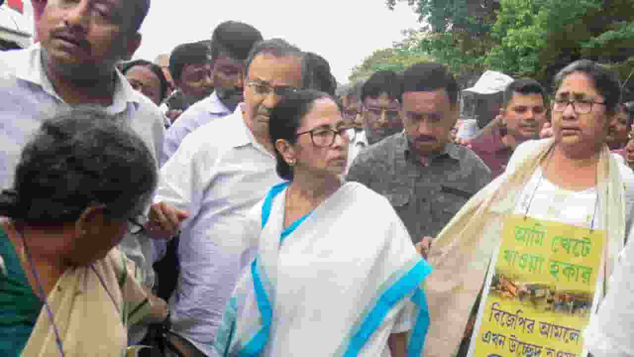 Mamata Banerjee join hawkers protest march in Dharmatala