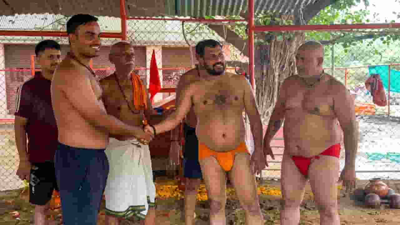 BJP and SP leader battle in wrestling ring