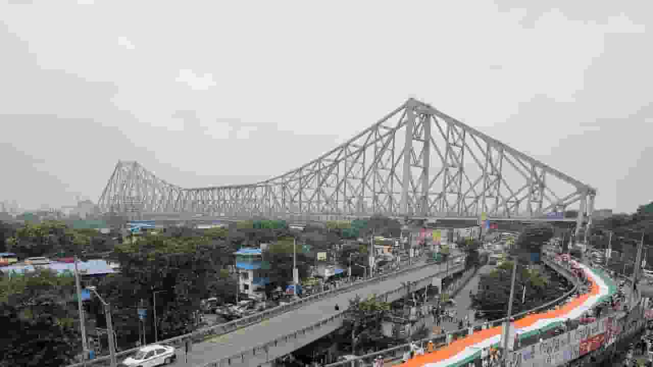 Kolkata Drunks molest woman and thrash friend after protest over road blockade