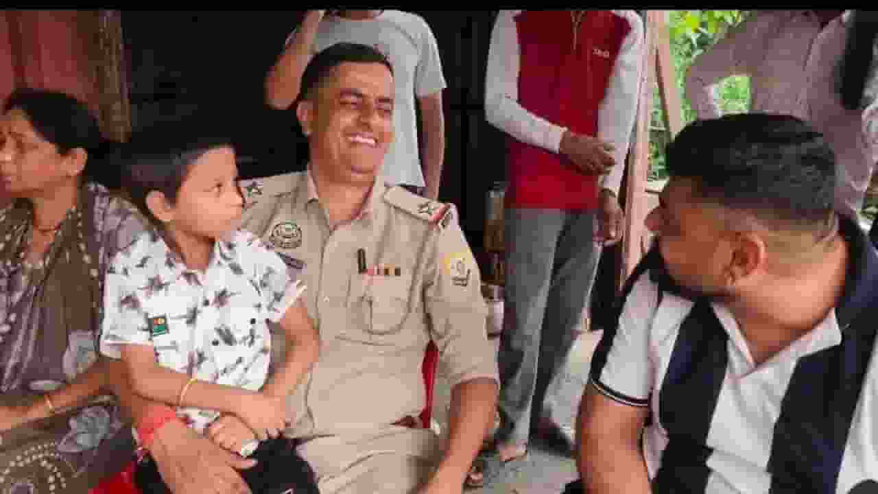 ढाबे पर छूटा बच्चा पुलिस अधिकारी के संरक्षण में, Photo Credit-Social Media 