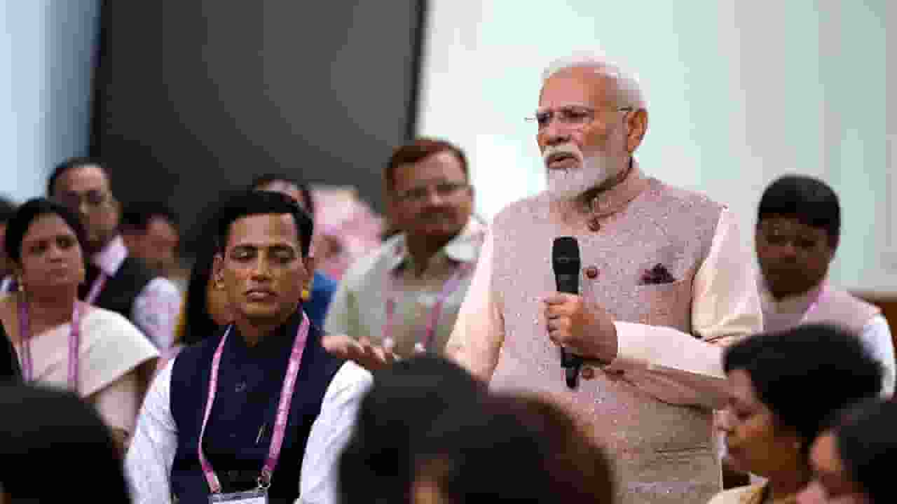 pm modi with teachers