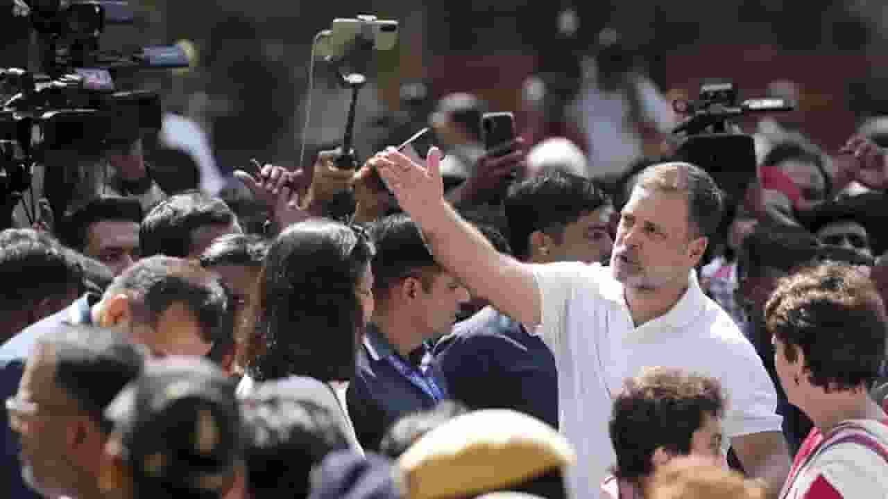 Rahul Gandhi Protesting near Akashwani Buidling राहुल गांधी आकाशवाणी भवन के सामने PTI Image 