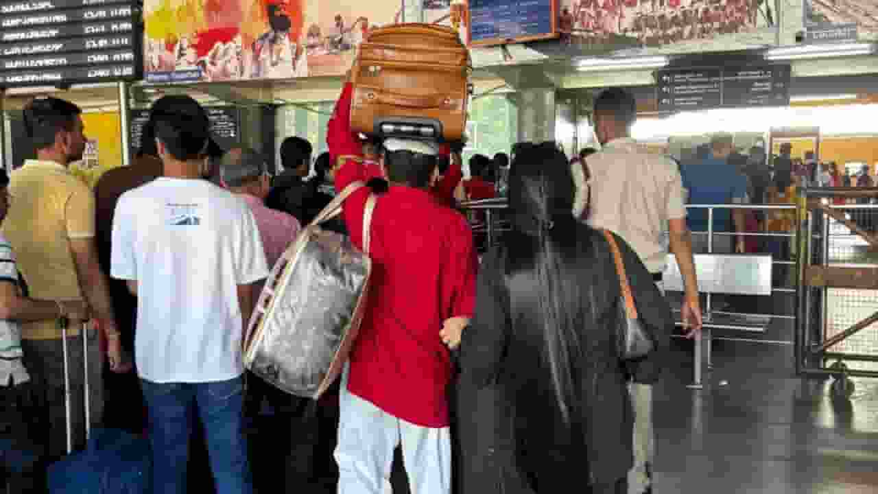 porters at new delhi railway station