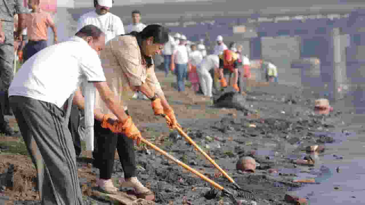 यमुना के घाट पर सफाई करतीं दिल्ली की CM रेखा गुप्ता