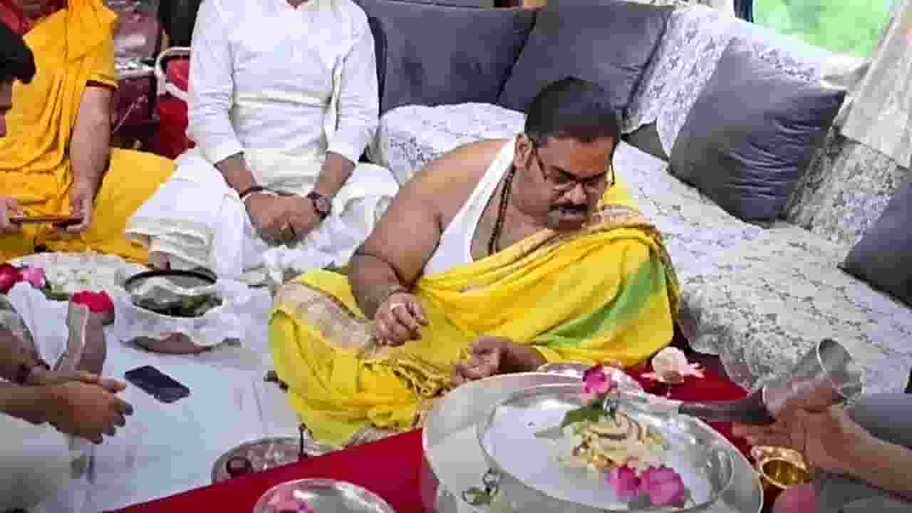 rudrabhishek in train