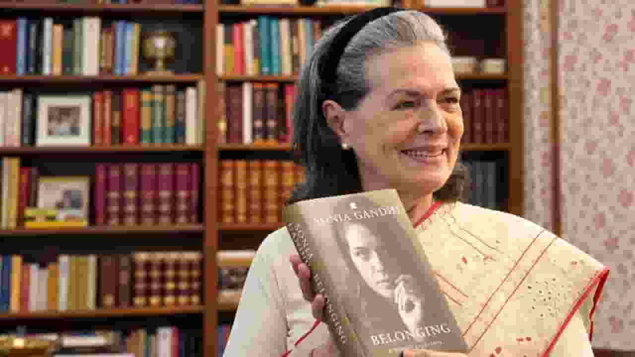 Congress Senior Leader Sonia Gandhi showing her book सोनिया गांधी