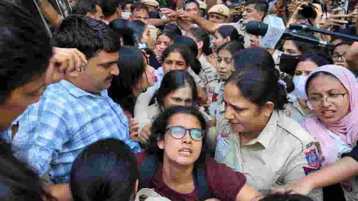 'लहरा दो तिरंगा' मार्च के दौरान नेहा बोरा को हिरासत में लिया