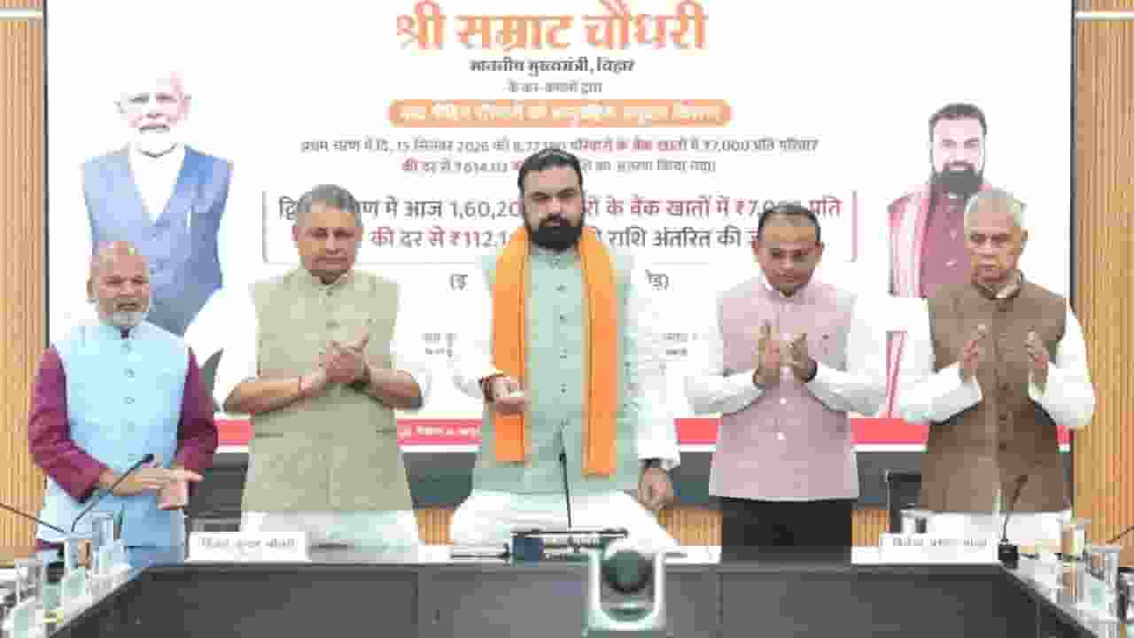 बाढ़ पीड़ितों को पैसे भेजते सम्राट चौधरी।