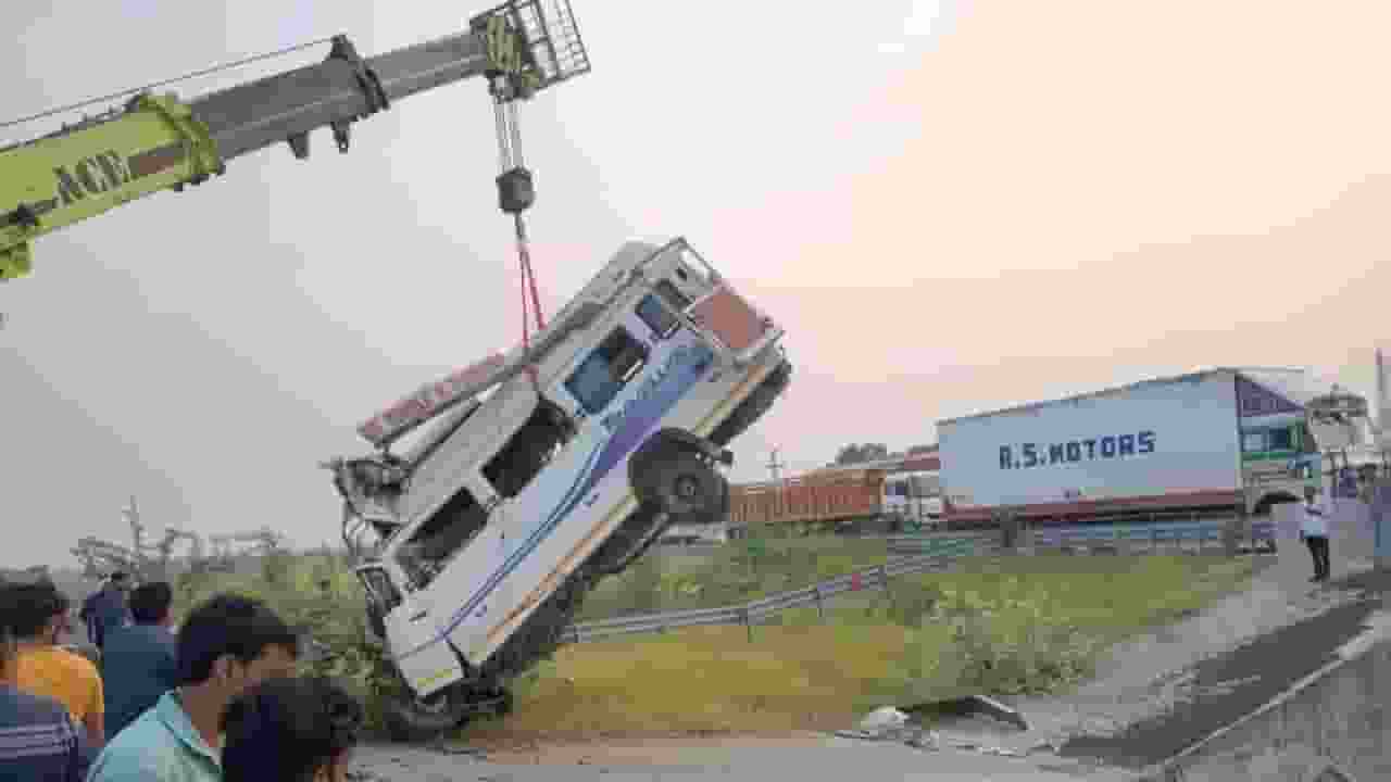 नाले में गिरी ट्रैवलर को निकाला गया