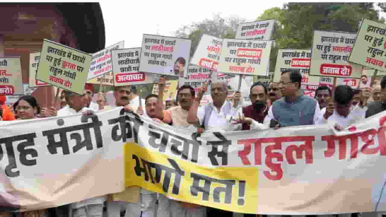 संसद में राहुल गांधी के खिलाफ विरोध जताते नेता, Photo Credit- PTI 