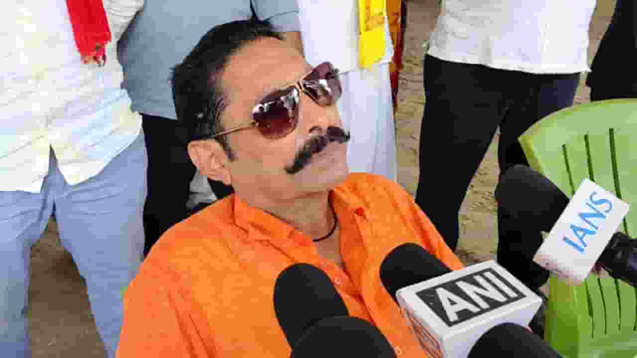 मीडिया से बात करते मोकामा के विधायक अनंत सिंह