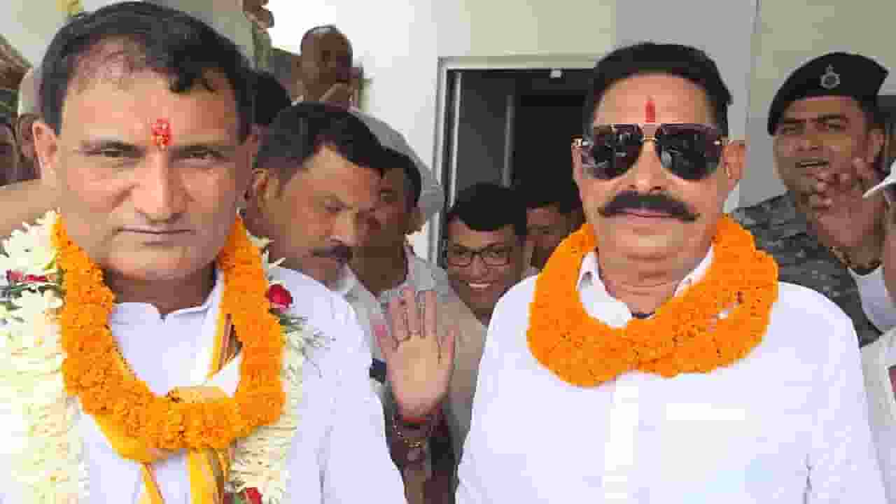 अनंत सिंह अनुज सिंह का प्रचार का करते हुए