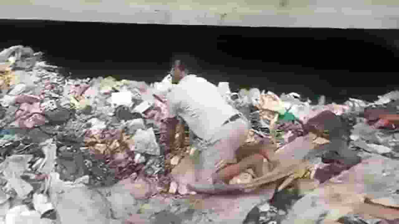 Avdhesh searching his son in drain
