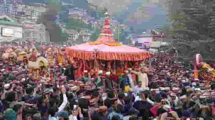 कुल्लू दशहरा पर्व पर निकली भगवान रघुनाथ की भव्य रथयात्रा, Photo Credit-Khabargaon 