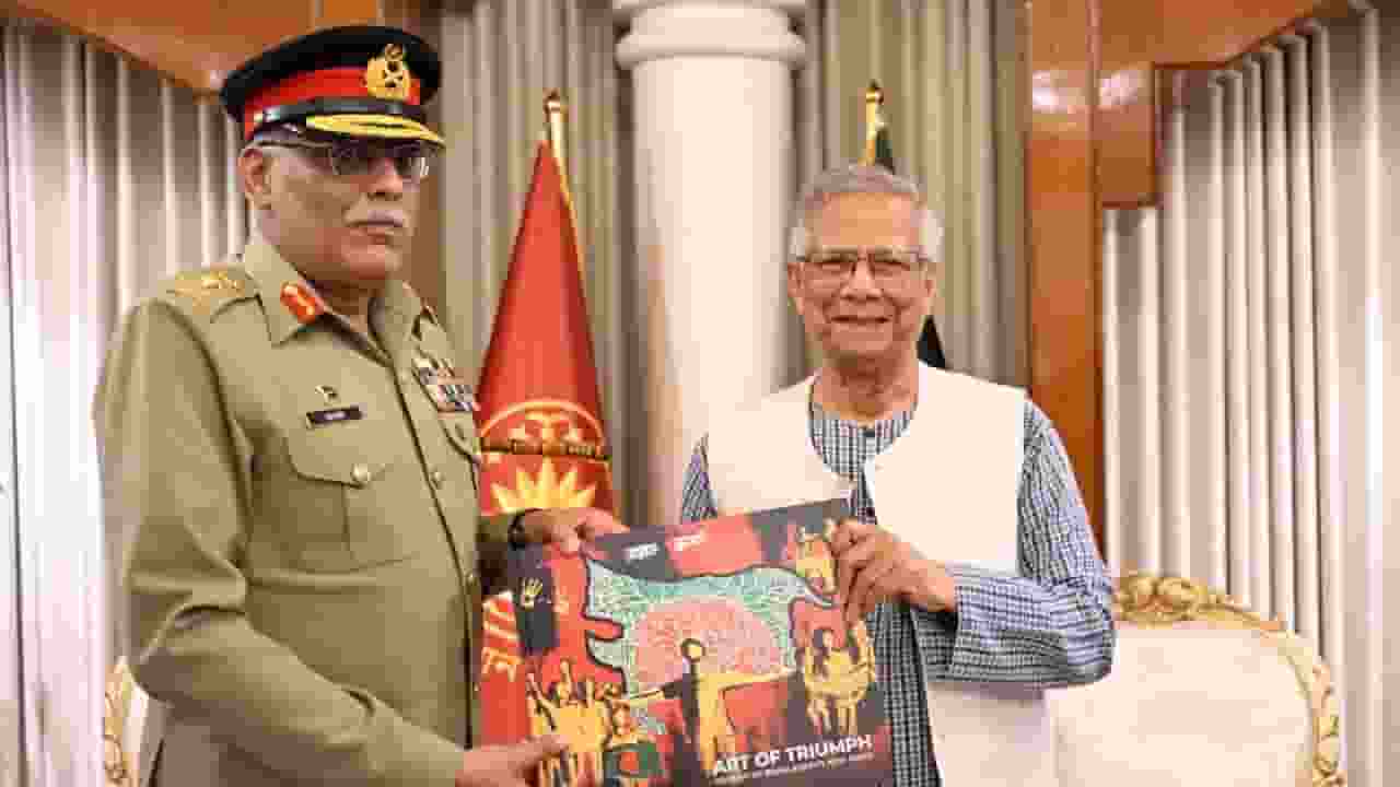 Mohammad Yunus gift to Pakistani General। Photo Credit: X/@ChiefAdviserGoB