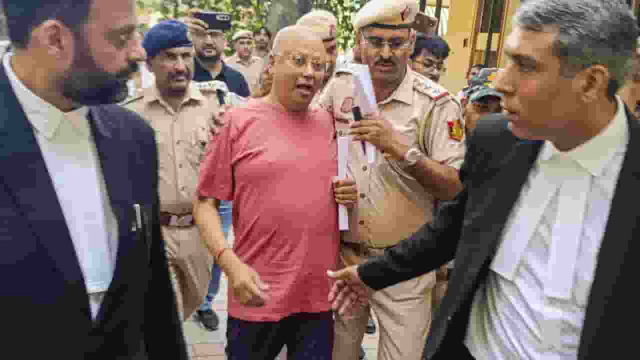 छात्राओं की तस्वीरें, अश्लील चैट; चैतन्यानंद के फोन से क्या-क्या मिला? Chaitanyanand Saraswatiच