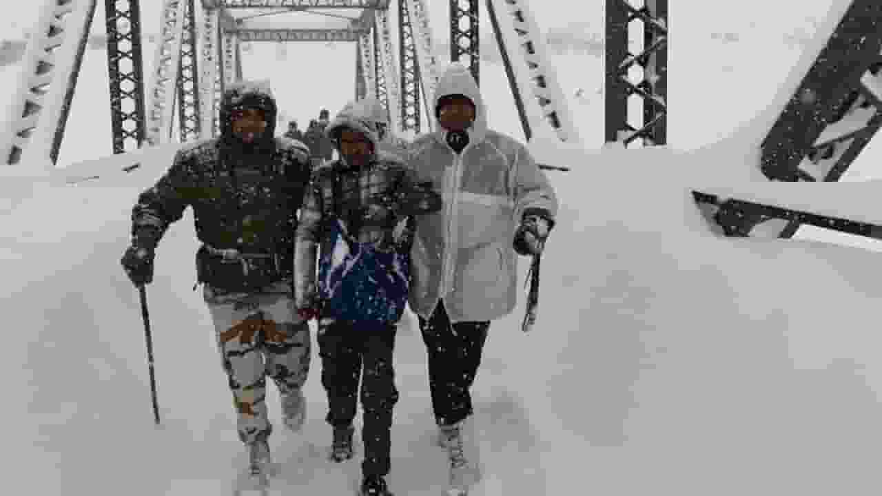 उत्तराखंड हिमस्खलन: 6-7 फीट मोटी बर्फ, हेलीकॉप्टर तैयार, जानें सबकुछ Team in recue । Photo Credit: X/ itbpofficial