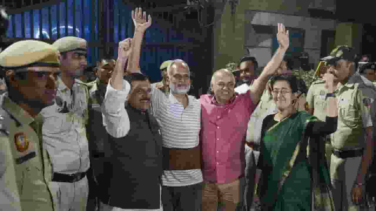 18 महीने जेल में रहे सत्येंद्र जैन के खिलाफ नहीं मिला सबूत, केस बंद आम आदमी पार्टी के नेता खुशियां मनाते हुए । Photo Ctredit: PTI