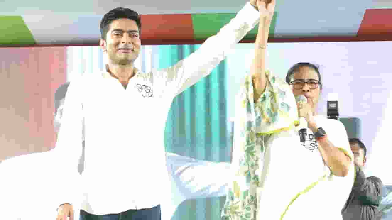 आकाश आनंद की राह पर अभिषेक बनर्जी? समझिए ममता पर क्यों उठे सवाल Abhishek Banerjee and Mamta Banerjee