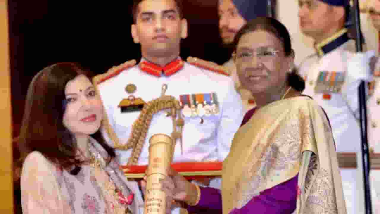 alka recieving padma bhushan awards