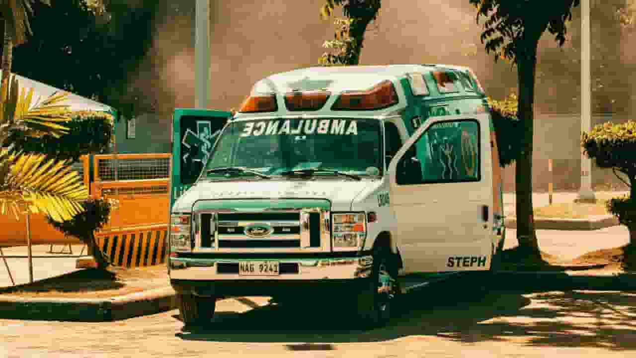 'मुर्दा' व्यक्ति हुआ जिंदा, स्पीड ब्रेकर के झटके से कैसे बची जान? Kolhapur wakes up from dead through speed braker