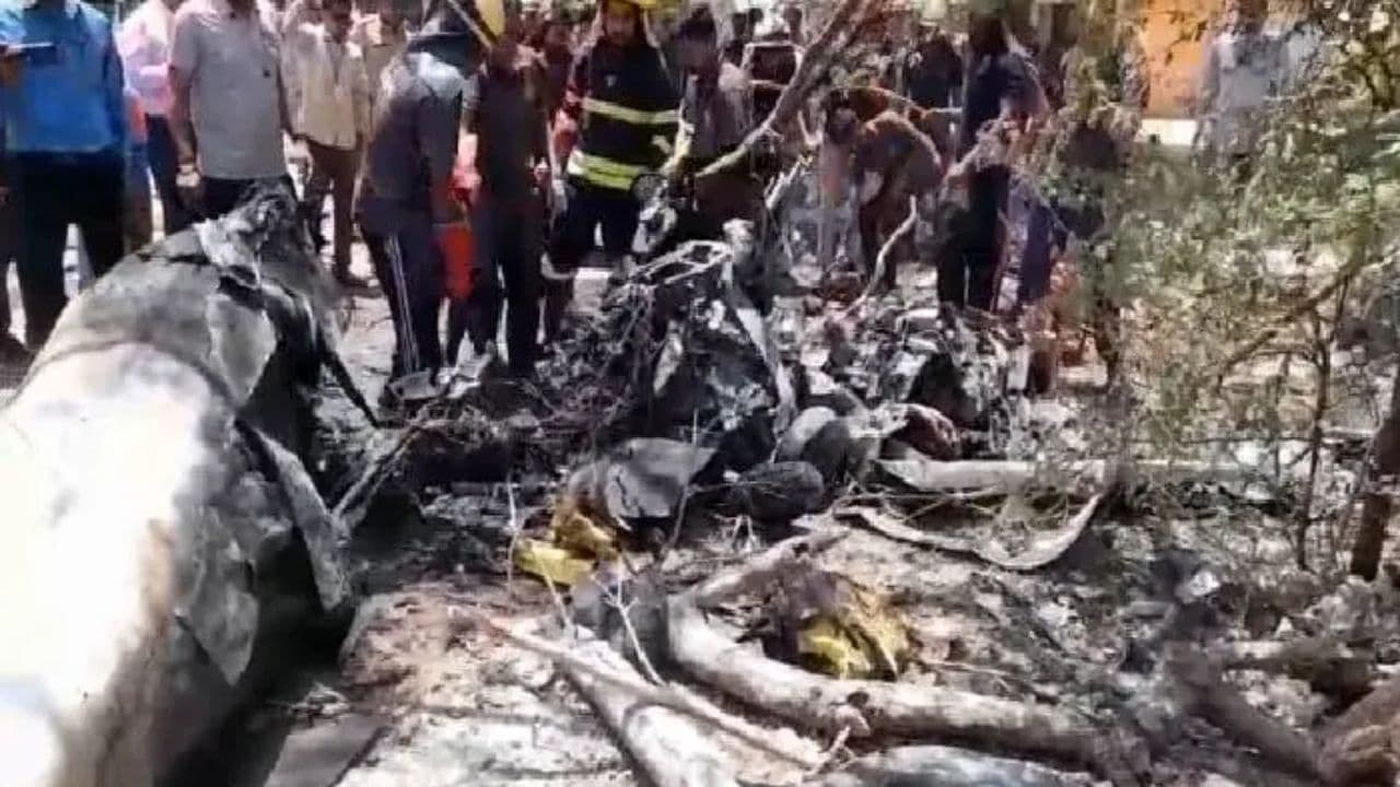 गुजरात के अमरेली में ट्रेनिंग एयरक्राफ्ट क्रैश, पायलट की मौत amreli plane crash। Photo Credit: X/ @buletin_india