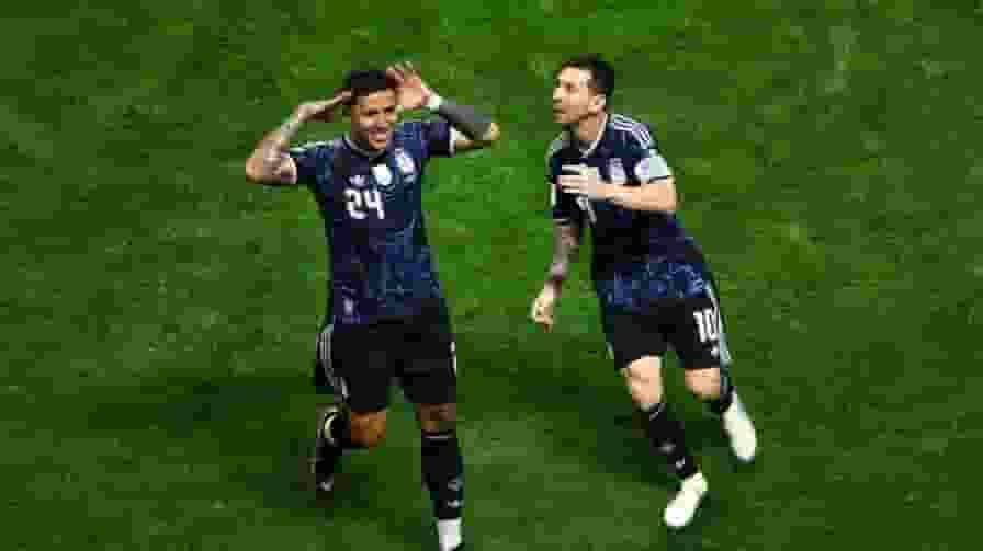messi with teammates