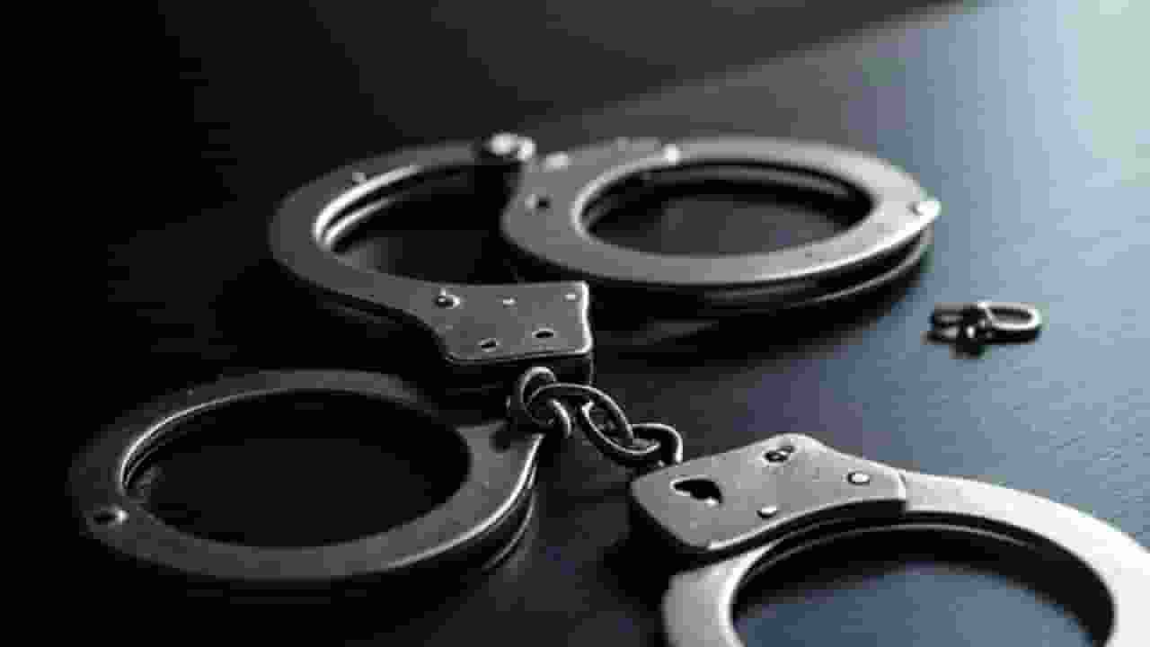 नोएडा में दो एंकर गिरफ्तार, ब्लैकमेलिंग और उगाही का आरोप AI generated photo of handcuff