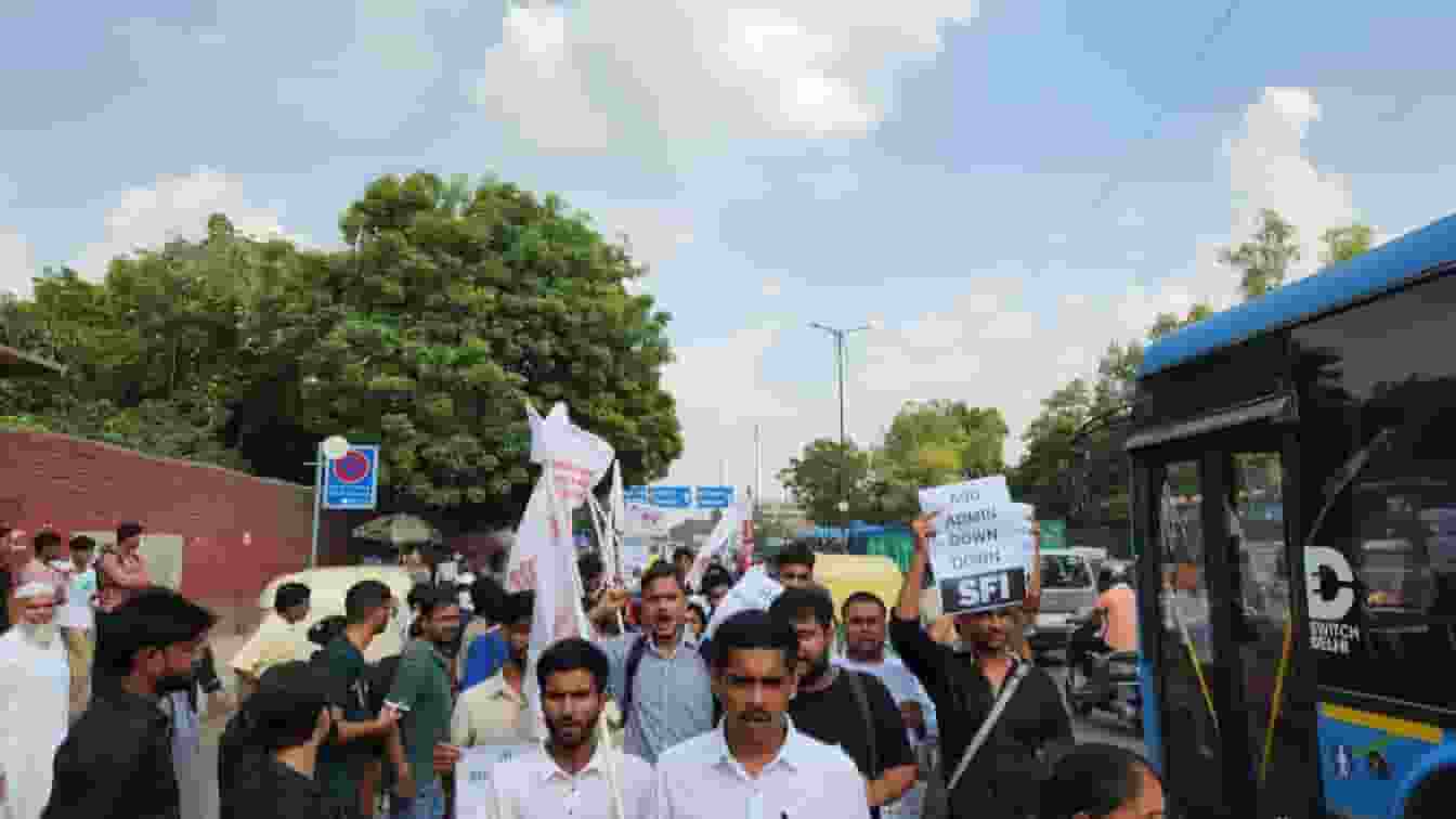 रैगिंग के खिलाफ किया था प्रदर्शन, यूनिवर्सिटी ने 3 छात्रों को निकाला Delhi