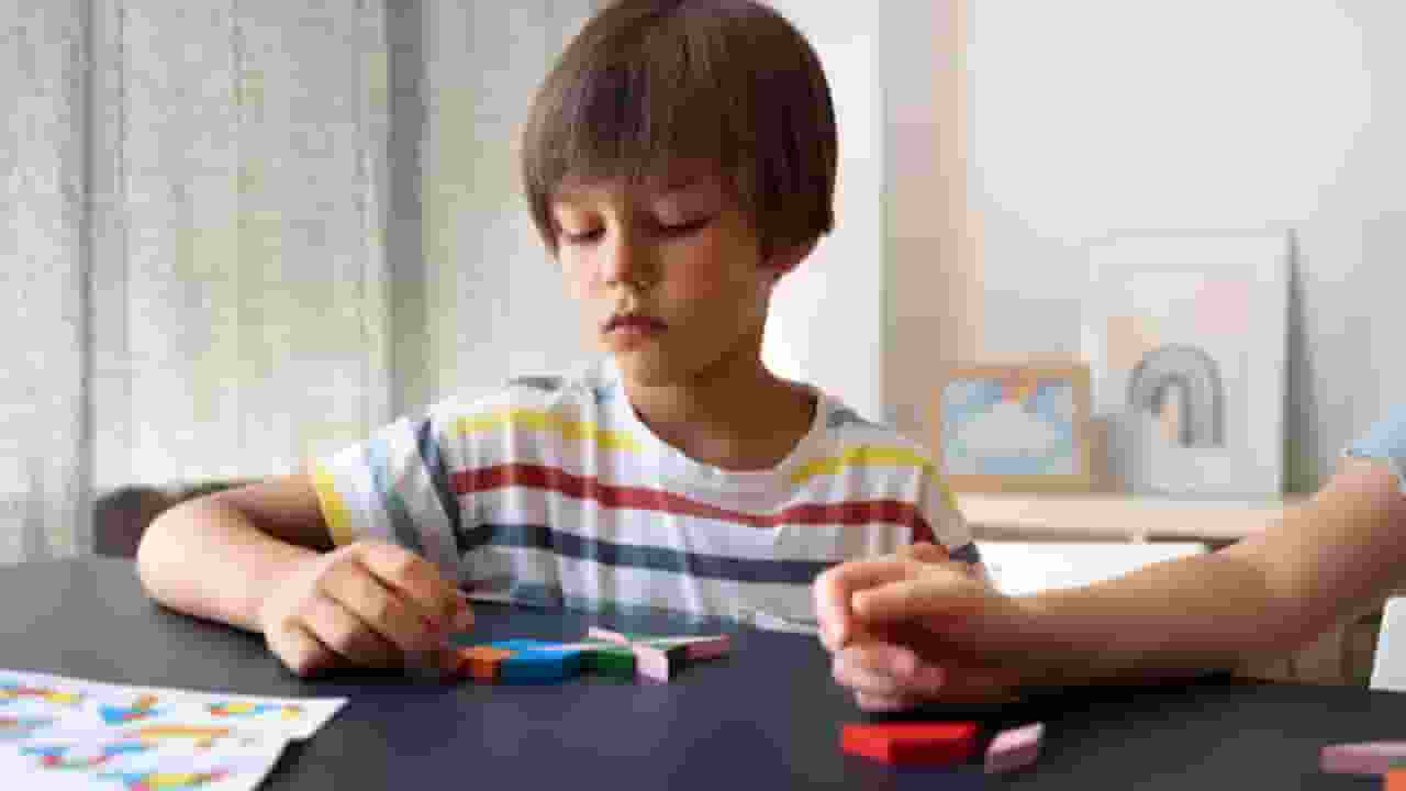 ज्यादा मोबाइल चलाने वाला बच्चा हो जाएगा ऑटिज्म का शिकार, बदलें आदत Representational Picture