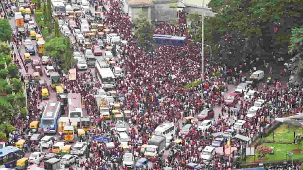 बेंगलुरु भगदड़: अधिकारियों पर गाज, सरकार पर सवाल, अब तक क्या हुआ? Bengaluru