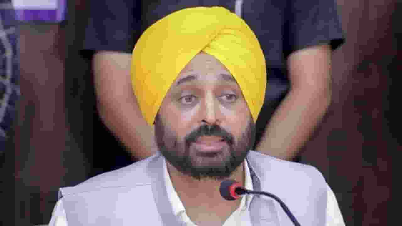 बाढ़ के बीच पंजाब के किसानों को मिली खेत में रेत खनन कराने की अनुमति Bhagwant Mann । Photo Credit: PTI