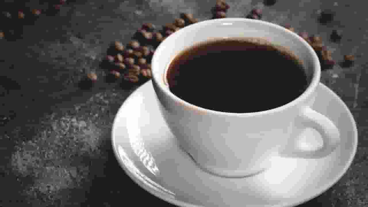 ऑफिस में आप भी खूब पीते हैं ब्लैक कॉफी? डाइटीशियन से लिमिट जान लीजिए black coffee