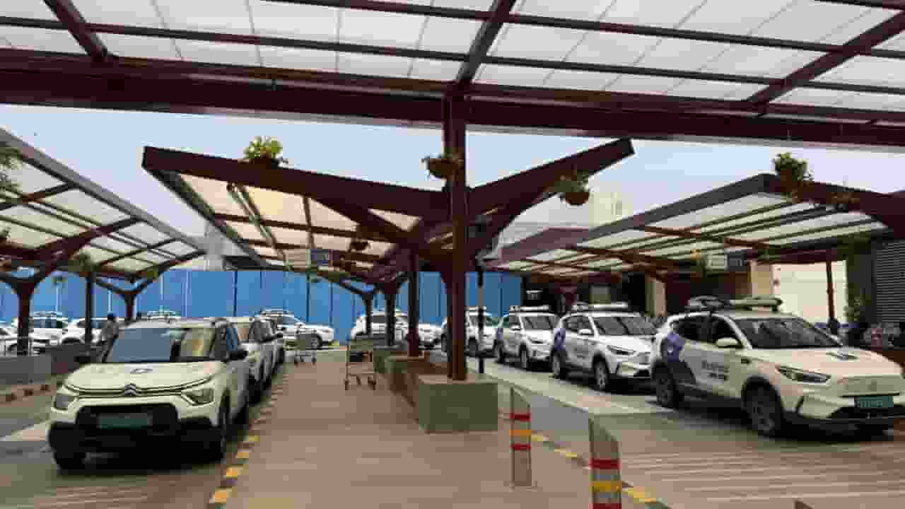 BluSmart की कैब बुकिंग भी हो गई बंद! मालिकों पर लगे आरोपों का असर? Image of Blusmart Cab