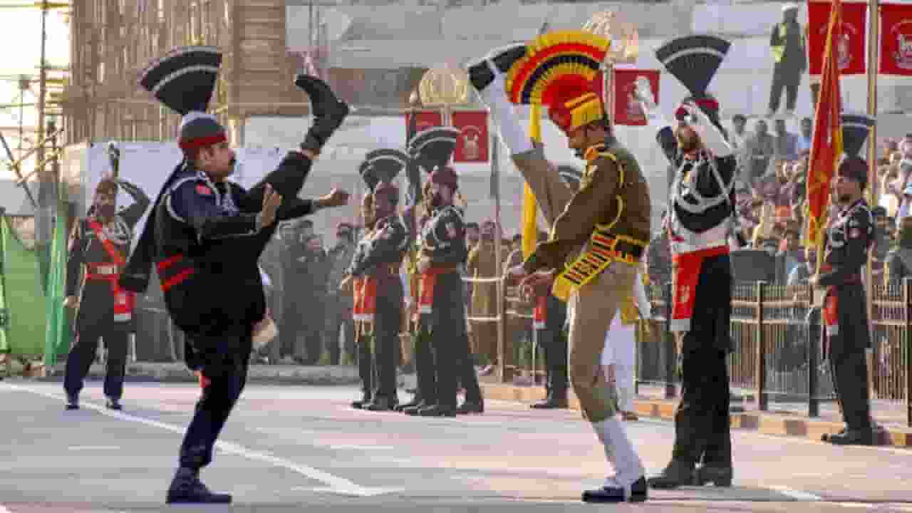 भारत-पाक बॉर्डर पर कैसे शुरू हुई बीटिंग रिट्रीट सेरेमनी? इतिहास जानिए beating retreat ceremony at vagha border