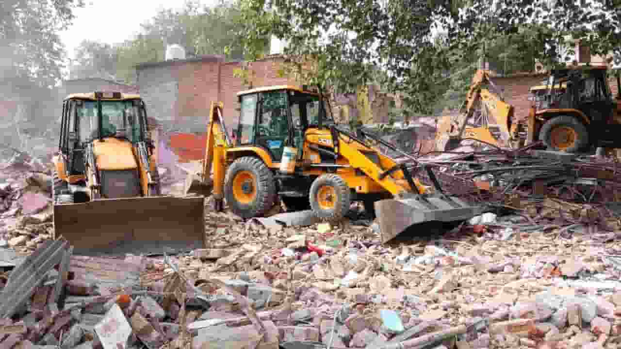 मद्रासी कैंप: झुग्गियों की वजह से आती थी बाढ़, DDA ने चलवाया बुलडोजर Madrasi Camp