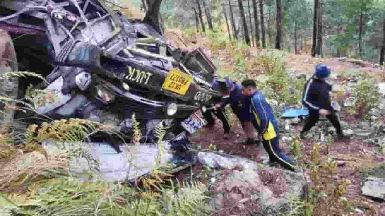उत्तराखंडः 100 मीटर गहरी खाई में गिरी बस, 6 यात्रियों की मौत bus falls into gorge