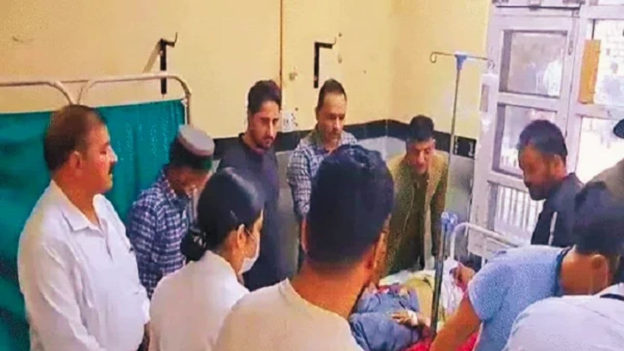 रामपुर बस हादसे के घायलों का अस्पताल में उपचार करते डॉक्टर, Pic Credit-Social Media