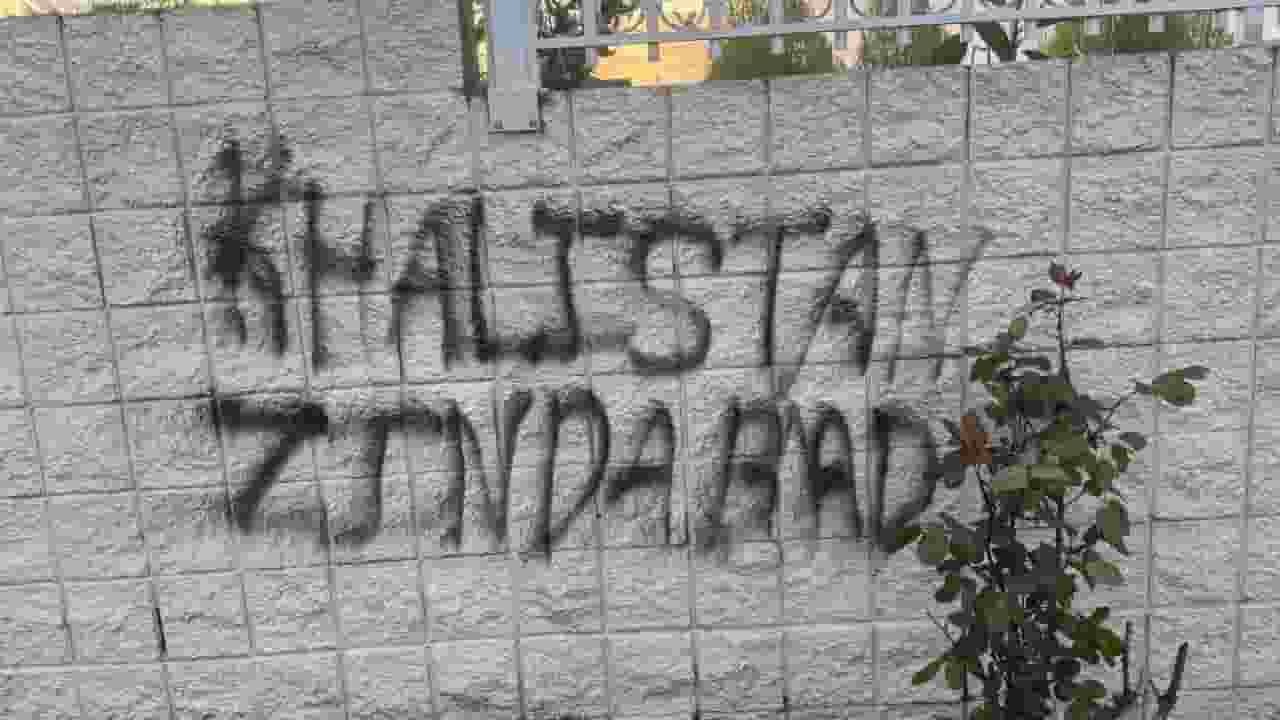कनाडा में गुरुद्वारे पर हमला, दीवारों पर लिखे खालिस्तान समर्थक नारे Image of pro-Khalistan slogan canada