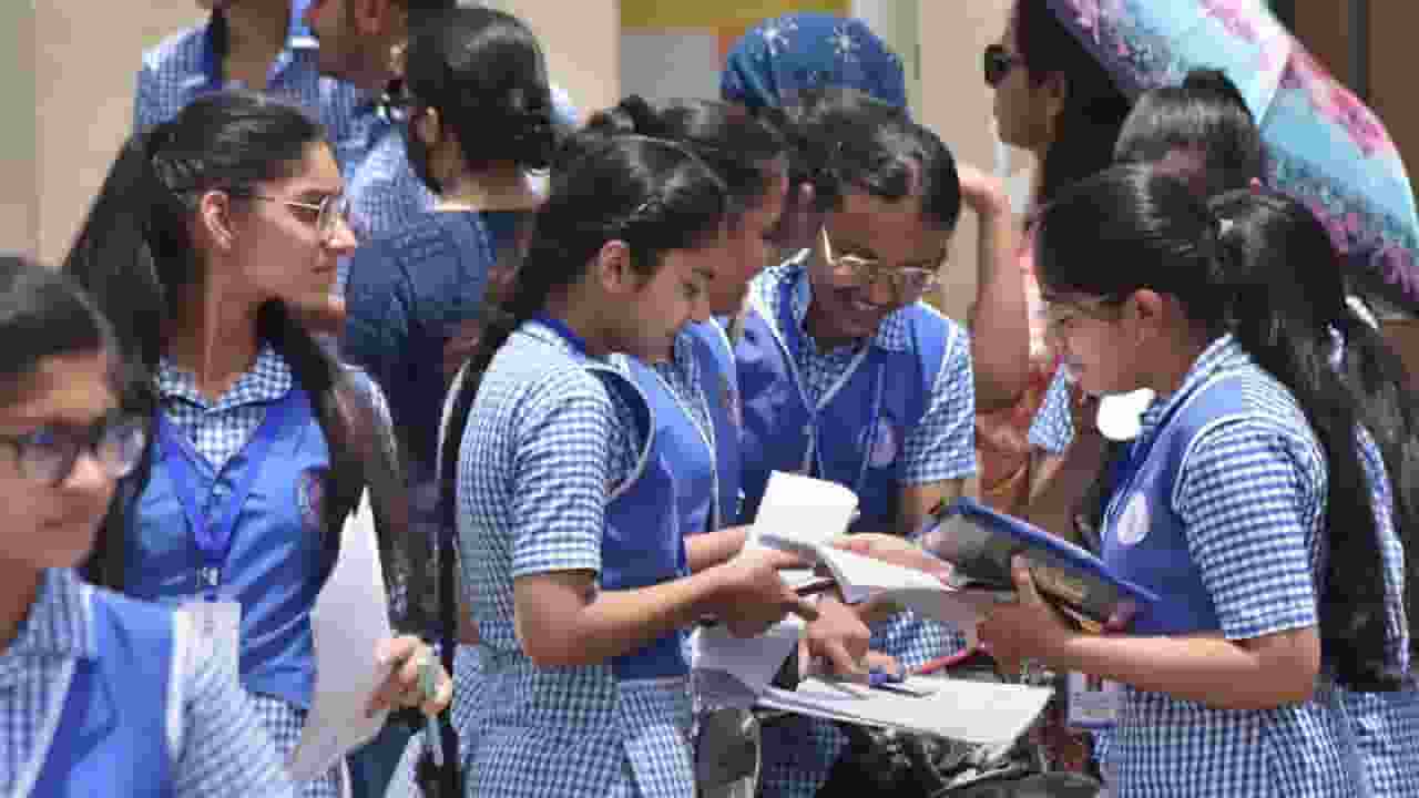 CBSE Result 2025: कहां और कैसे देखें 10वीं-12वीं के रिजल्ट? सब जानें Image of Student Checking result