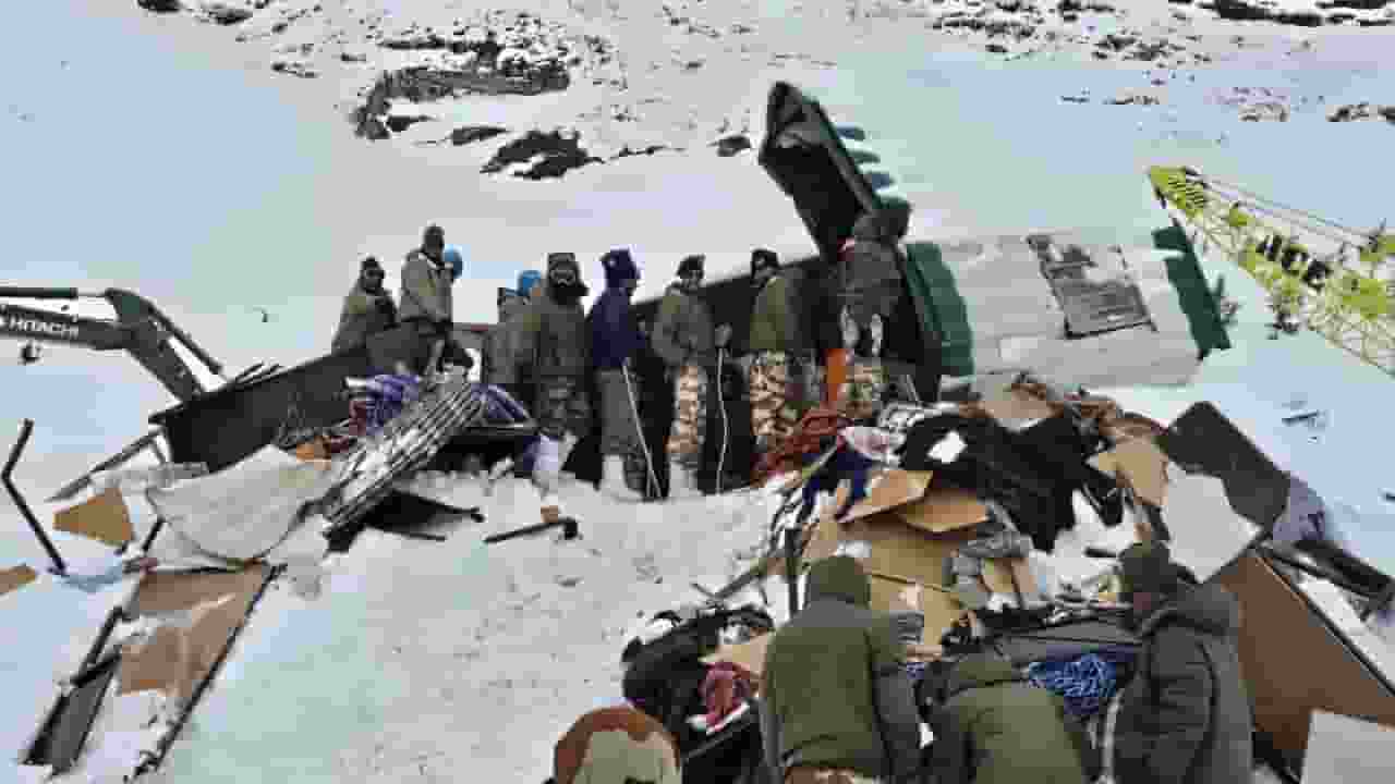 चमोली हादसा: 4 और लाशें मिलीं, कुल 8 मौतें, बंद हुआ रेस्क्यू ऑपरेशन Uttarakhand Avalanche
