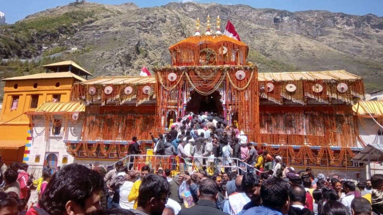 उत्तराखंड: भारी बारिश का अलर्ट! 24 घंटे के लिए रोकी गई चार-धाम यात्रा Image of Badrinath Dham