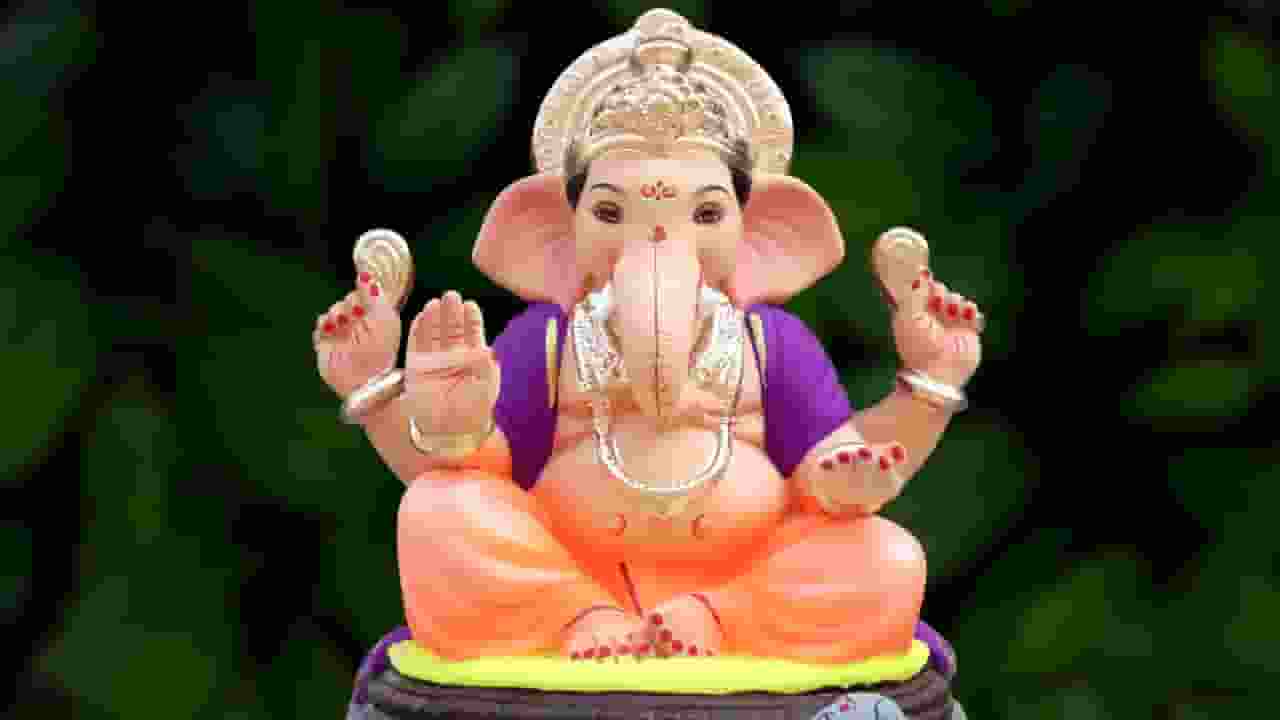 लंबोदर संकष्टी चतुर्थी व्रत के लिए ये नियम हैं जरूरी और जानें कथा Image of Bhagwan Ganesh