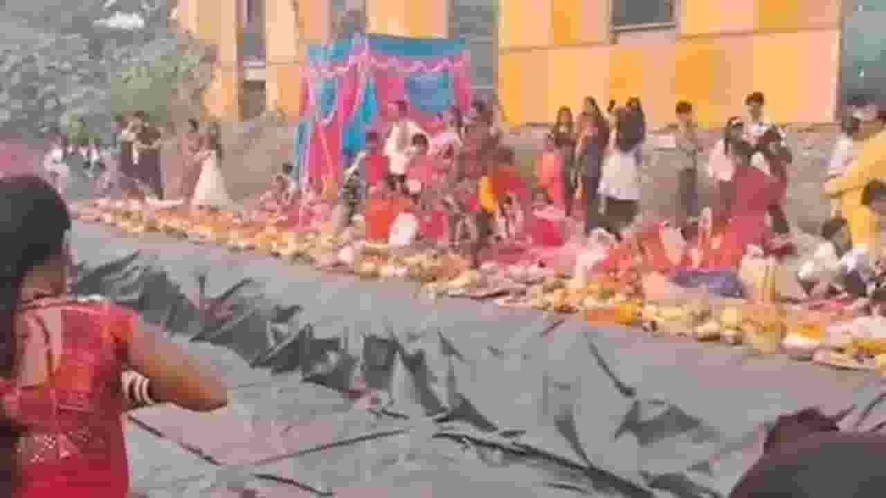 दिल्ली में छठ मनाने पहुंचे लोग, सरकार के बनाए घाट पर पानी ही नहीं आया delhi chhat ghat in geeta colony