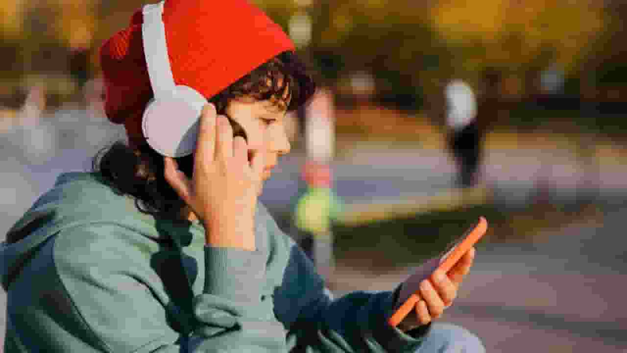 14 साल के बच्चे की मौत के बाद इस देश ने किया टिक-टॉक बैन, जानिए मामला Image of Child using social media on phone